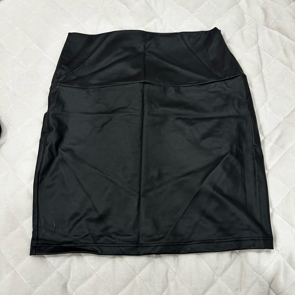 Windsor Black Leather Mini Skirt for Women 
Size: S 
NWT